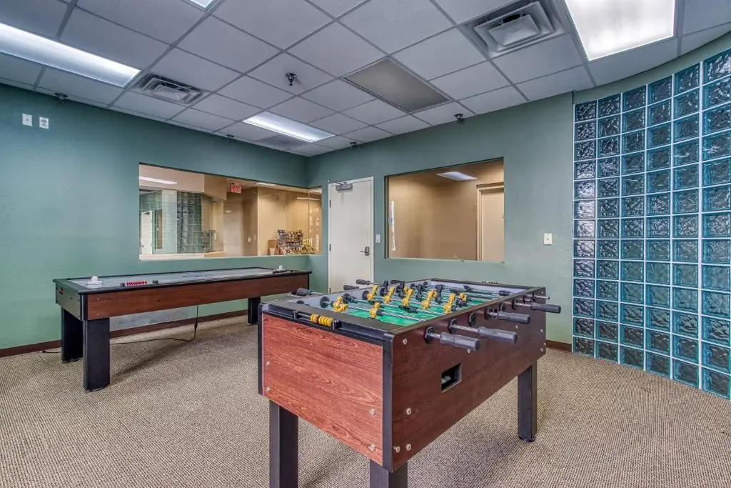 Gorgeous 2BD 2BTH Condo with Mountain Views Pool Hot Tub Game Room Close to Parkway