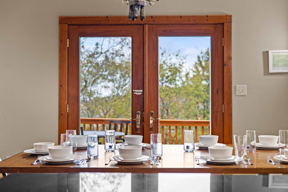 Fam-friendly Cabin Mins 2 Beach Ski w Hot Tub