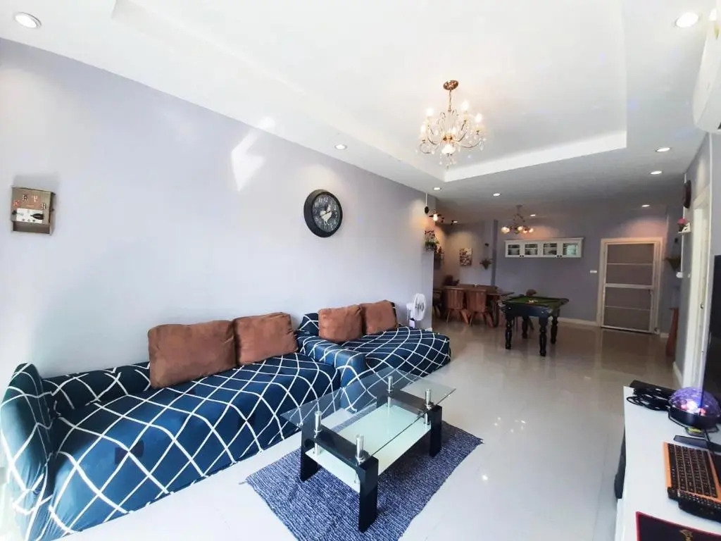 Ponly Pool Villa Huahin 4 Bedroom With BBQ Facilities & Karaoke For 8-25 Pax