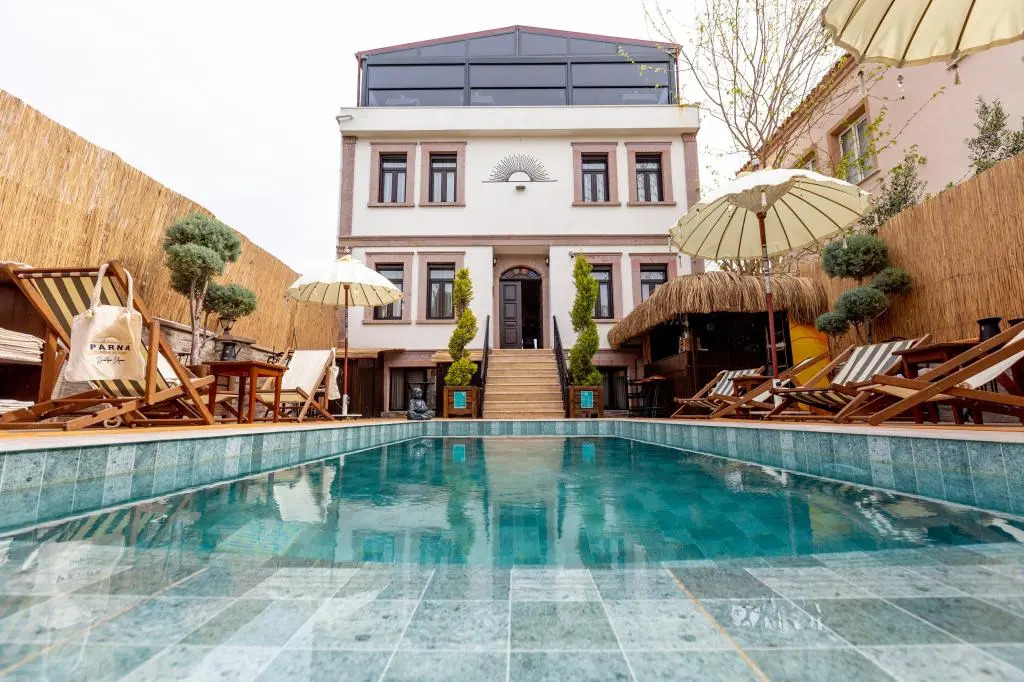 Parna Hotel