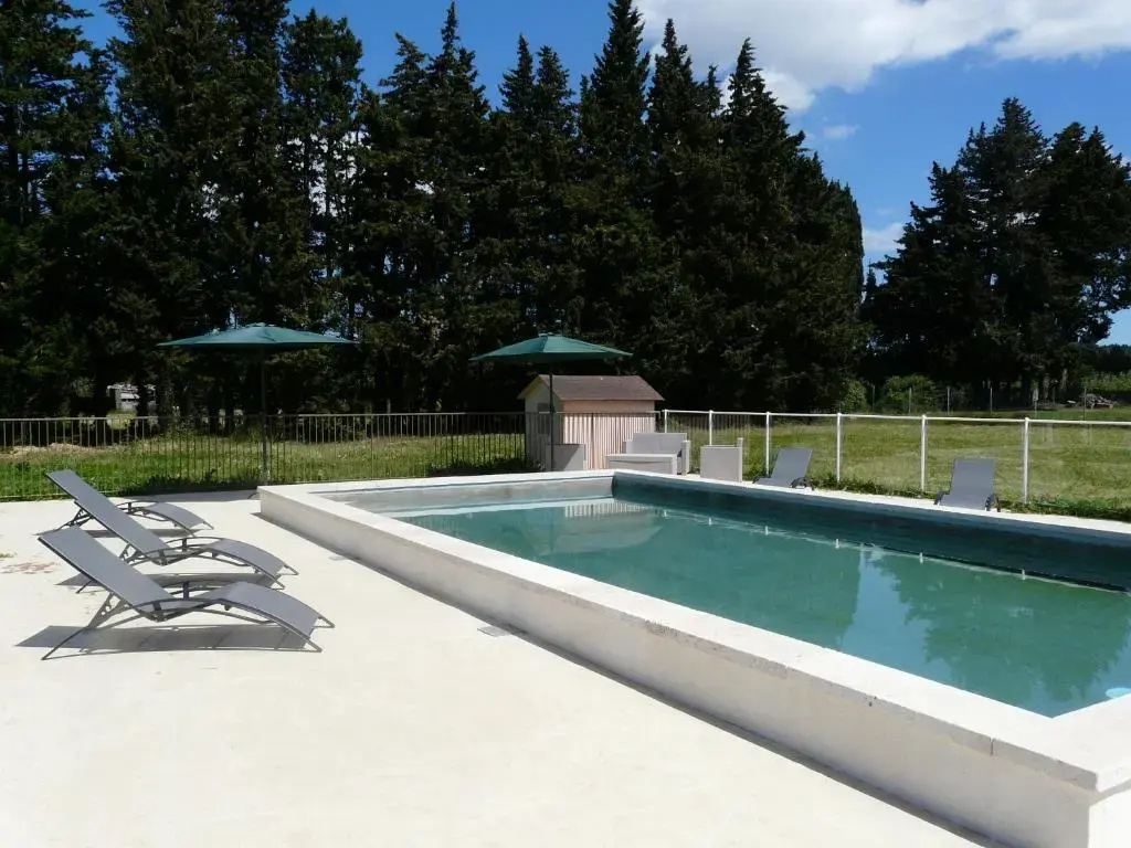 air-conditioned family house with fenced pool in fontvieille in the alpilles, sleeps 8