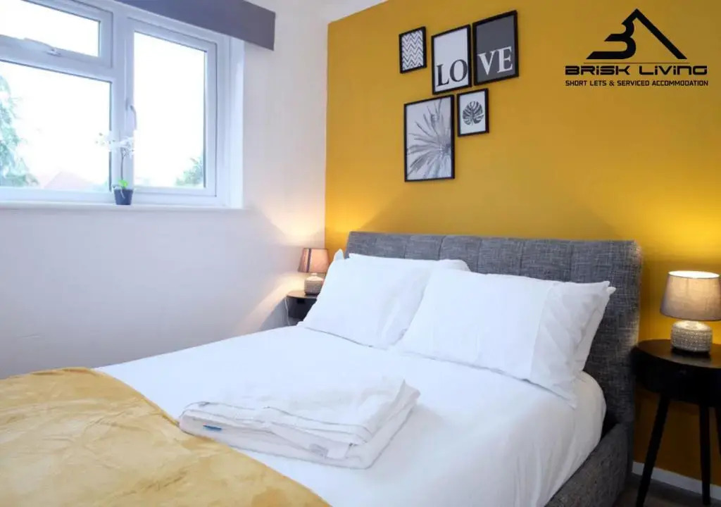 Modern & Bright One BR Flat For Couples & Professionals with Free Parking By Brisk Livings Dagenham