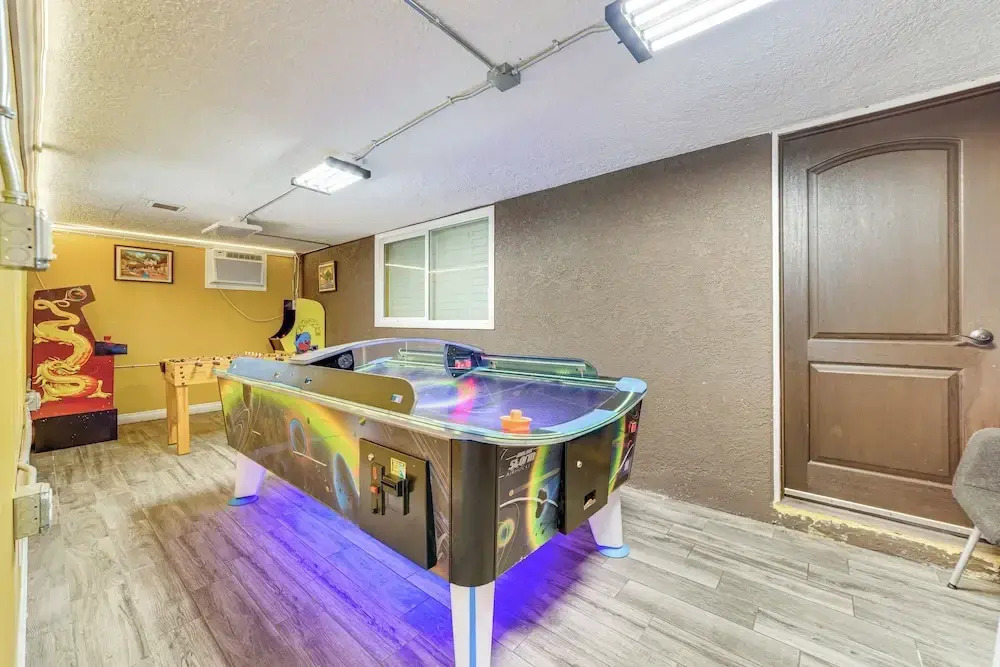 Game Room, Pool! Family Home 25 Mi to Disneyland