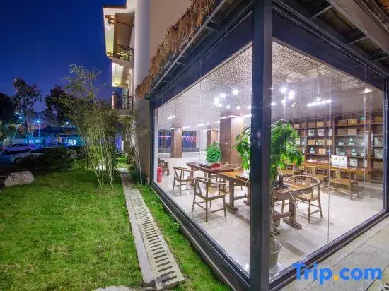 Zhangjiajie Tianchong Yunhai Courtyard Hotel-At the East gate of Zhangjiajie National Forest Park English Butler, Free Luggage Storage, Tour Plan -reserve tickets for various scenic spots-Self-Service Laundry