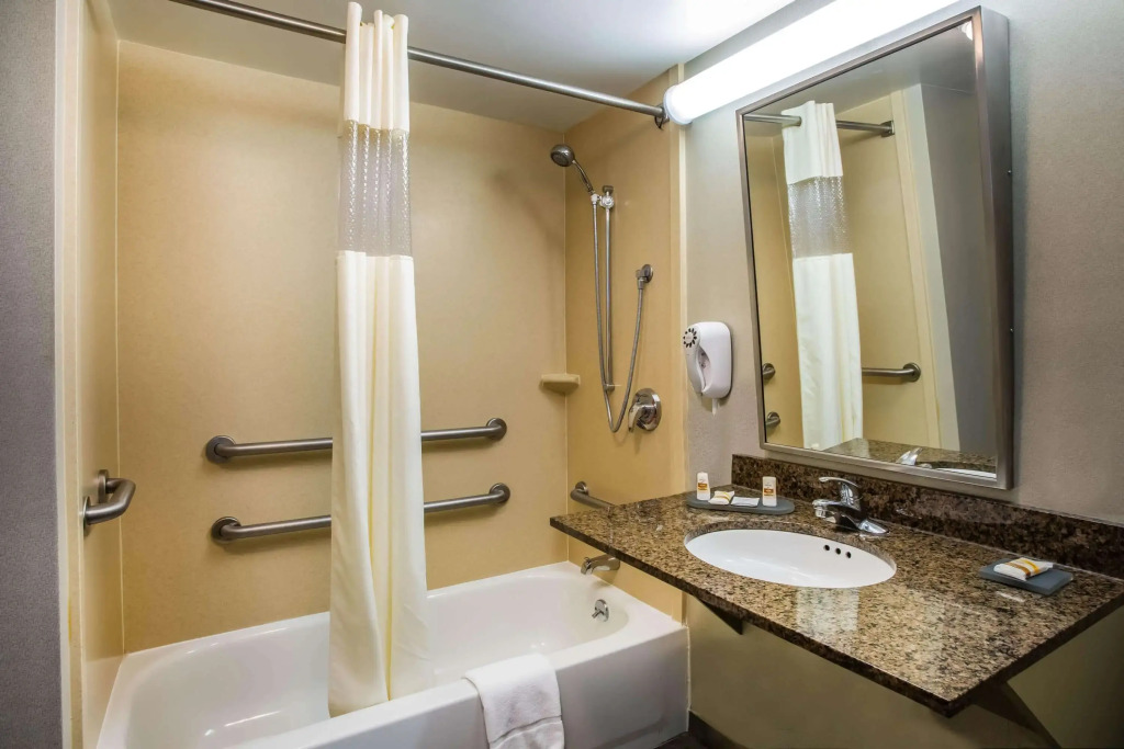 La Quinta by Wyndham Islip - MacArthur Airport