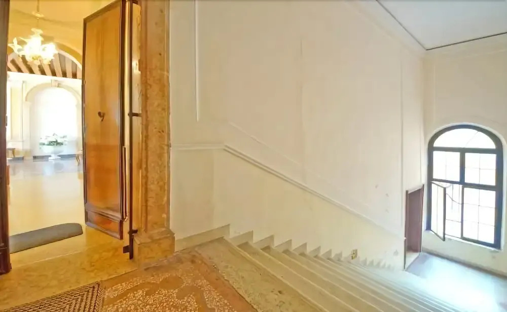 Luxury Balcony Apartment