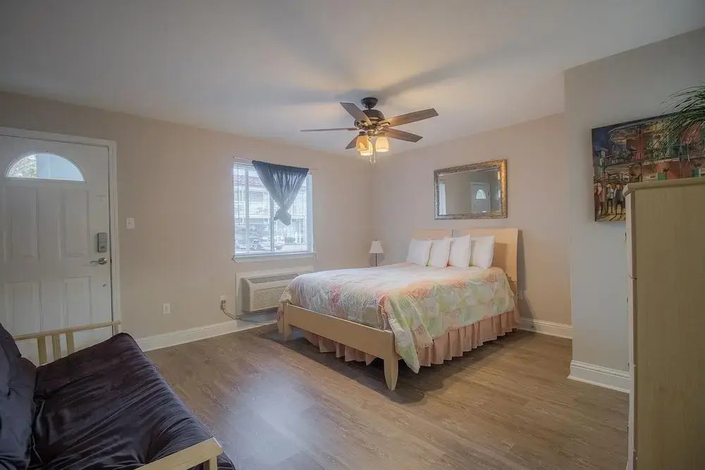 Oak Shores-Oak Shores Studio 56