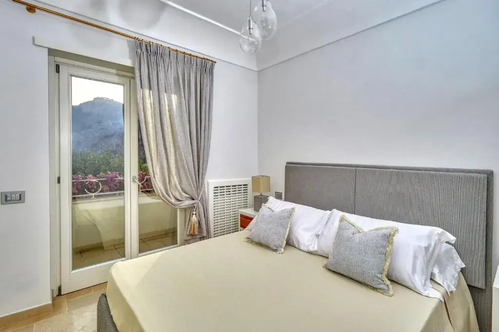 Roberhouse Tragara 37