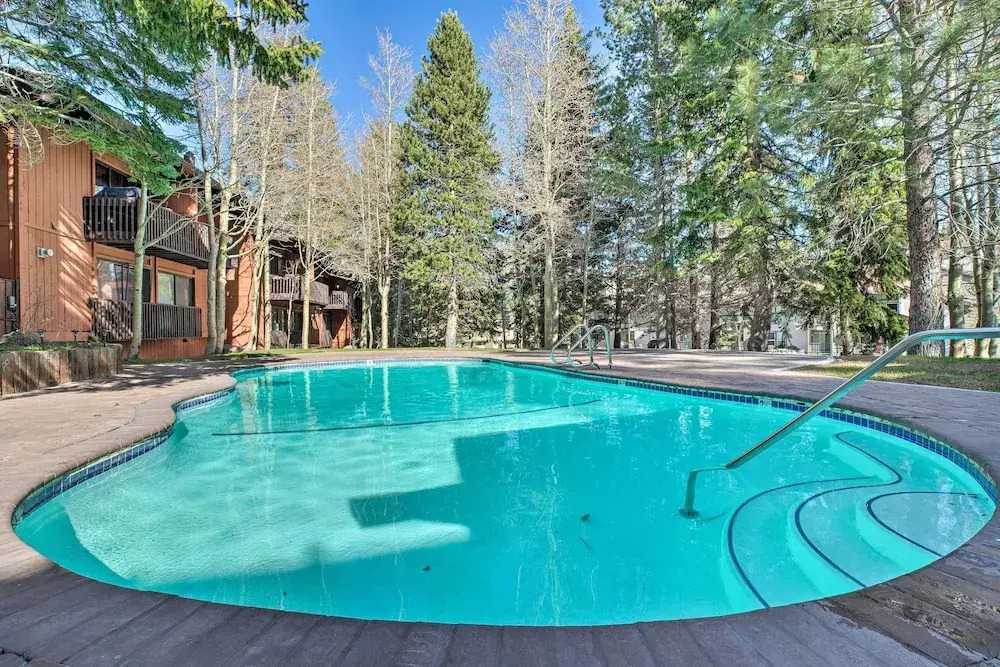 Contemporary Mountain Retreat - Walk to Slopes!