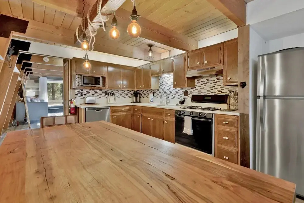 2190-fox & Bears Retreat 4 Bedroom Home by RedAwning