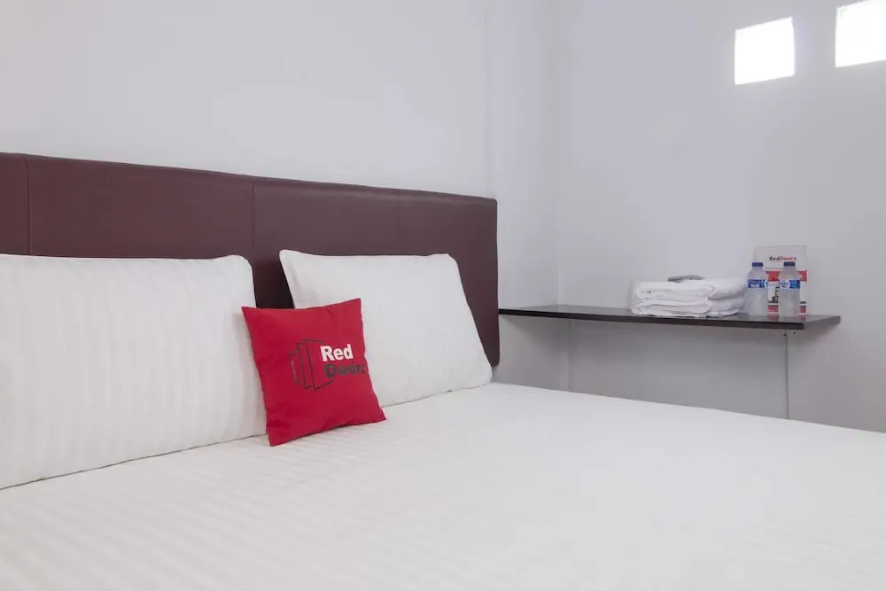 RedDoorz near Siloam Karawaci 2