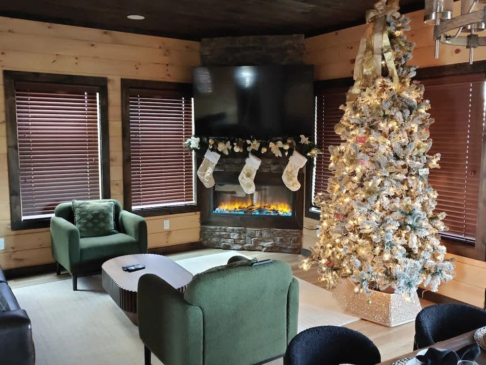 Peak Overlook by Beyond Expectations Mountain Retreat With Hot Tub