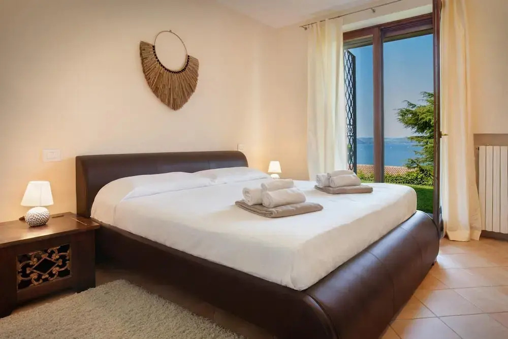 Villa Sybille - 8 Sleeps Pool and Lake View in Torri del Benaco