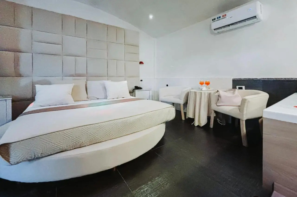 Bee Queen Hotel