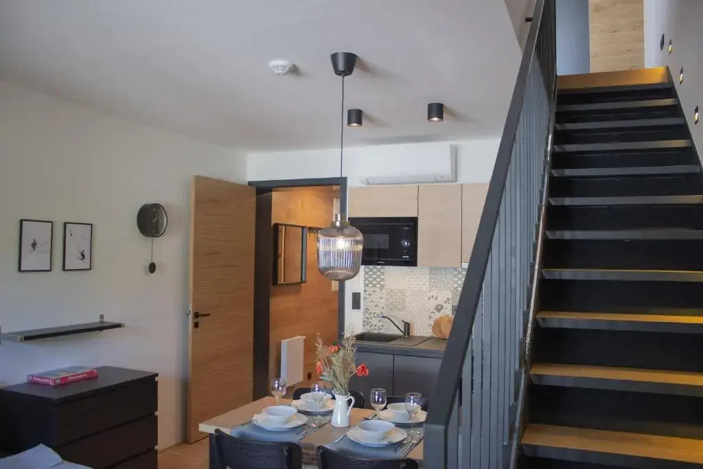 Enjoy Harrachov - Atraktivní klidný klimatizovaný apartmán 20 v centru Harrachova, parkováním s wallboxem EV, Wifi, herní konzolí, Ipad, Netflix, výhledem do zahrady a na romantický kostelík