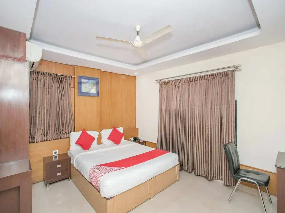 OYO 14204 Regal Residency