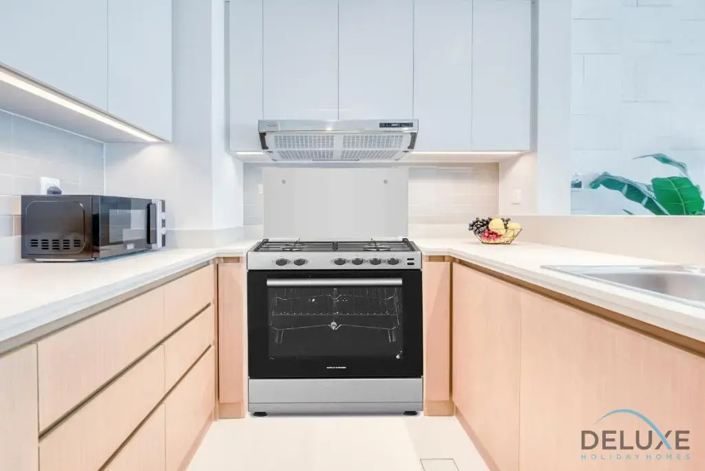 Radiant 3BR With Assistant Room at Harbour Views Tower 1 by Deluxe Holiday Homes