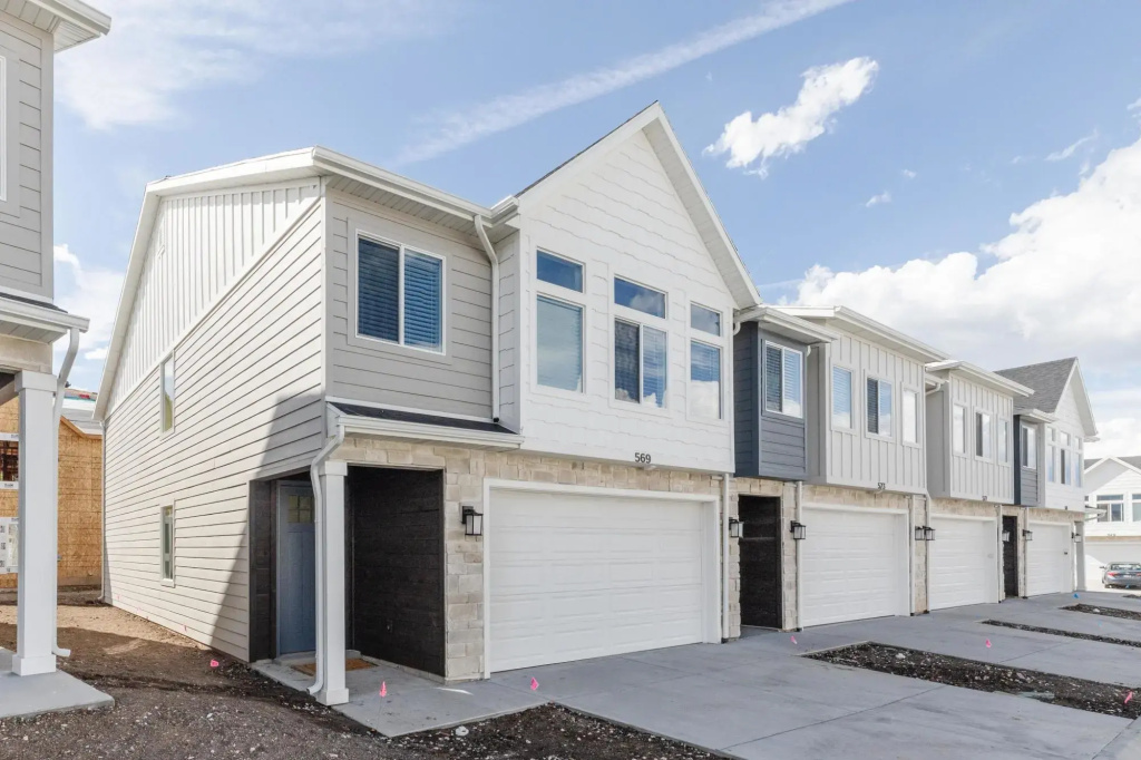 New Designer Townhome w Trailer Parking Games