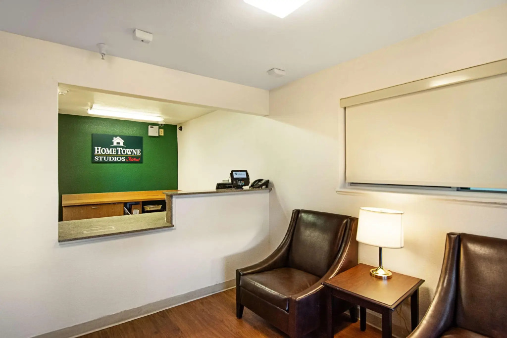 HomeTowne Studios by Red Roof Colorado Springs - Airport