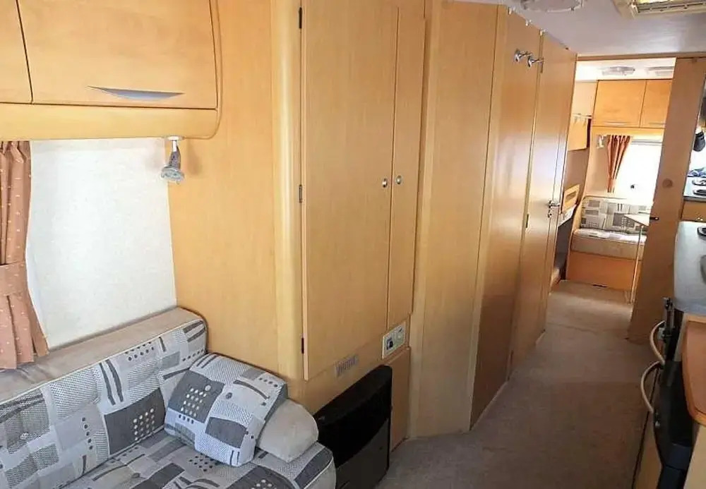 Stayzo Modern Caravan on a Family Friendly Site - With Free Wi-fi in the Chiltern Hills