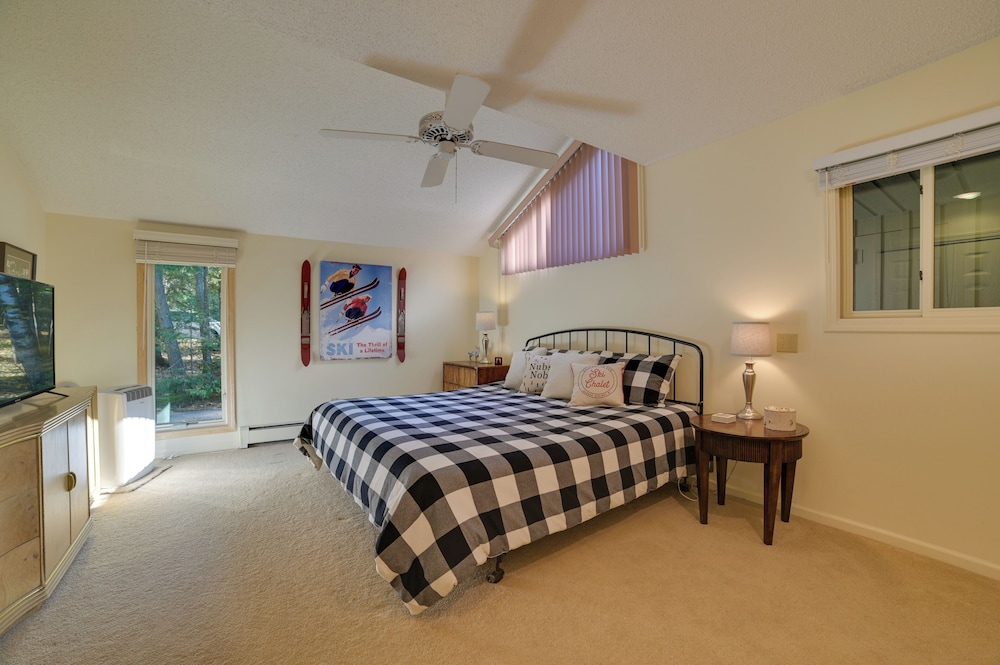 Harbor Springs Condo w/ Fireplace Near Skiing!