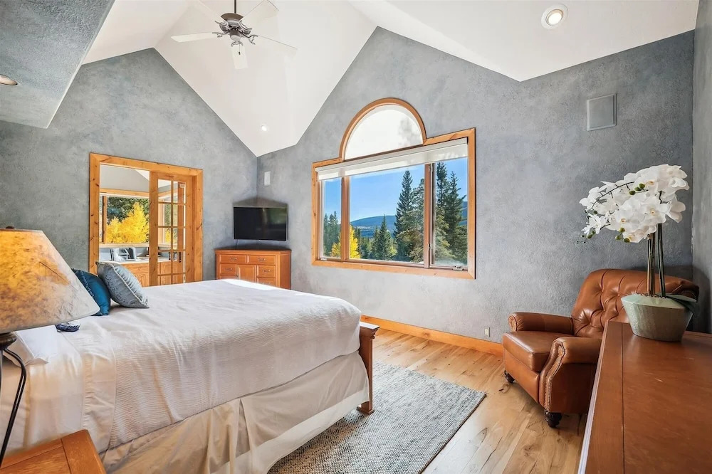 Rounds Retreat 4 Bedroom Home by Redawning