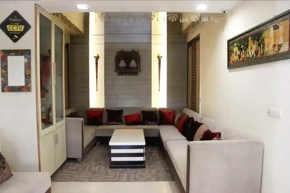 Qotel Signature Lavish Inn - Hotel in Rajouri Garden Near Metro & Pacific Mall