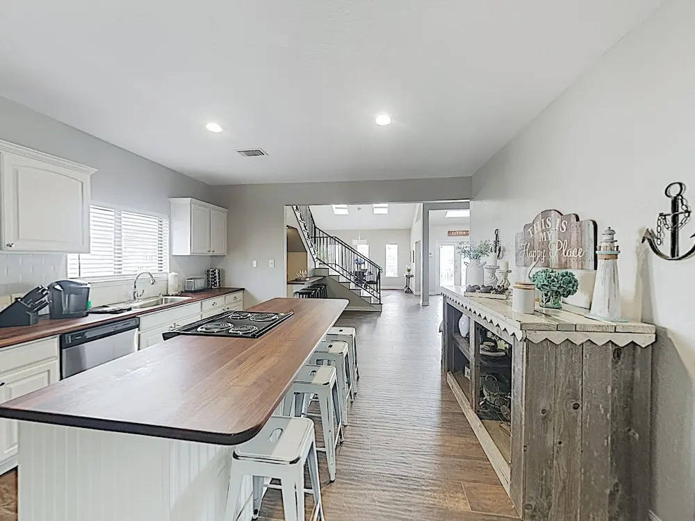 New Listing! Chic Karankawa , 1 Block To Beach 3 Bedroom Home