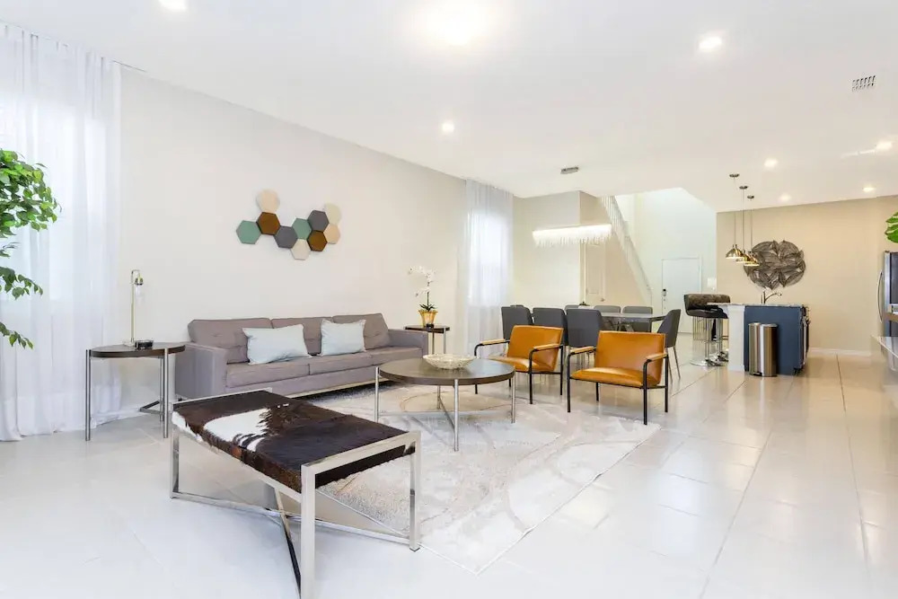 Beautiful 6 Bedroom Home w/ Private Pool and Spa at Windsor Island