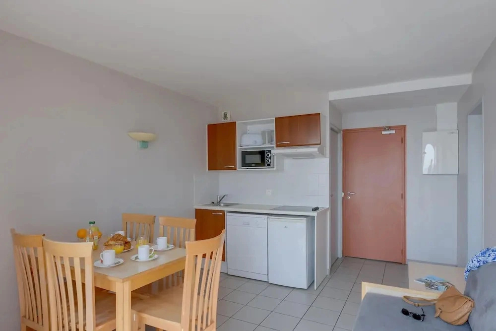 Seaview Stay for 5 Guests in Loire