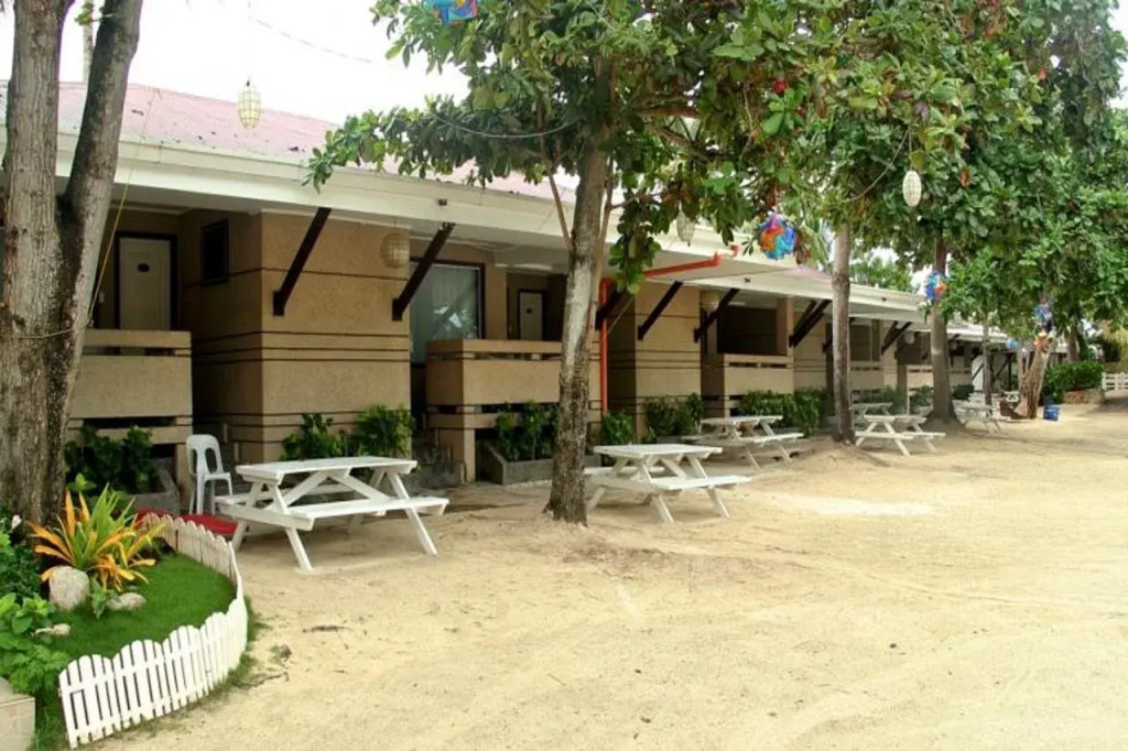 BlueFins Resort