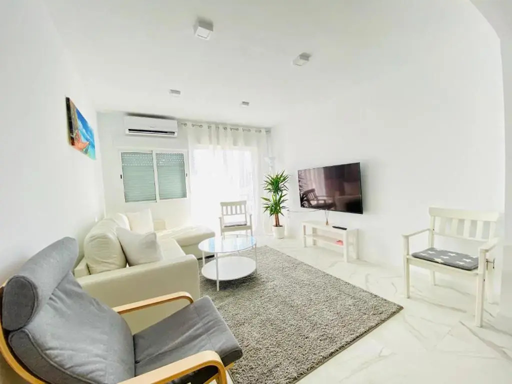 Fresh and Modern Delux Apartment in 1 min from the beach!