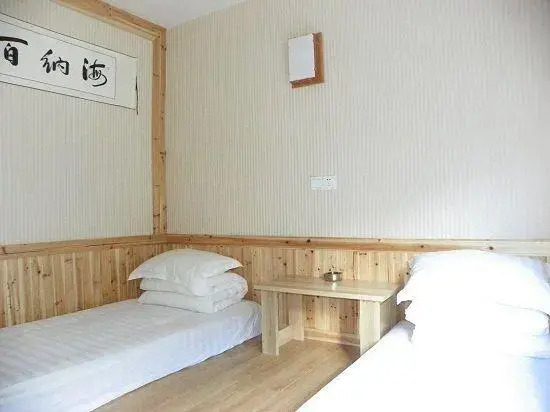 Huaqiao Hostel