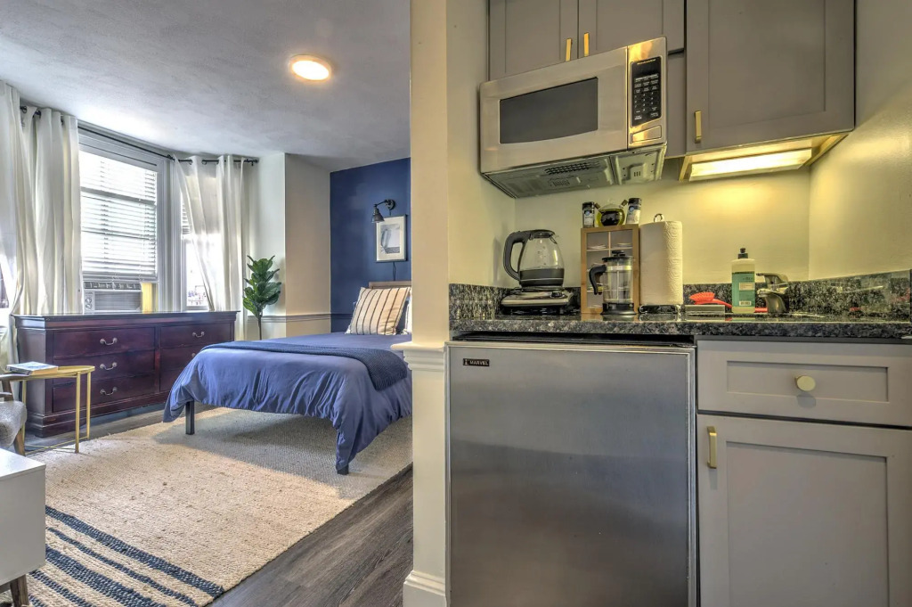Gorgeous Studio with Bay Windows!