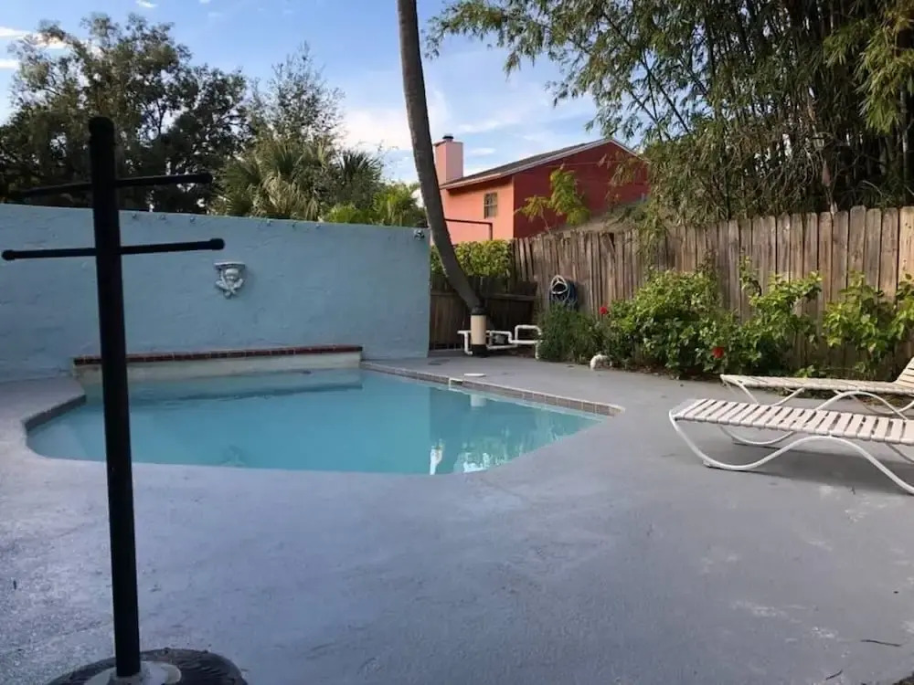 6149 Sandcrest · Next TO Universal. 8 Beds. Pool. Very Clean