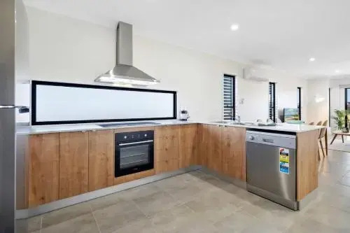 DAYDREAMING Airlie Beach, Water views & only 200m to boardwalk