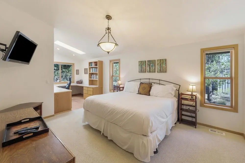 Charming Hot Tub Home Near Sharc