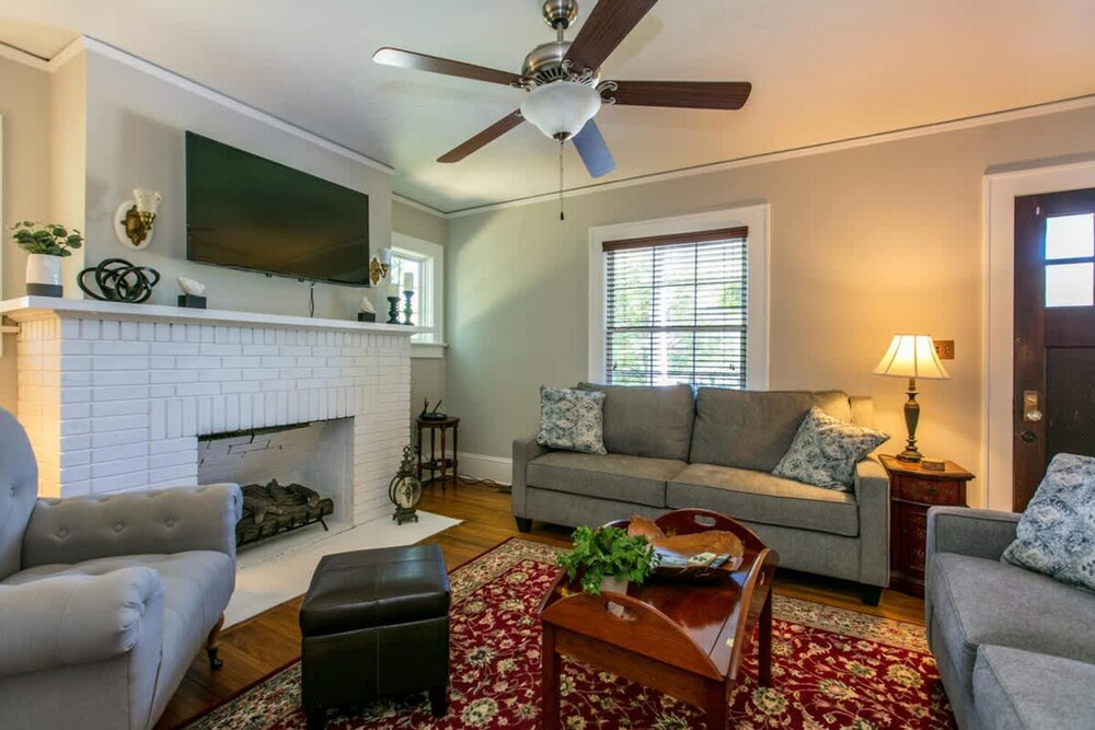 Roomy 5BR Bungalow w Backyard Close to Downtown