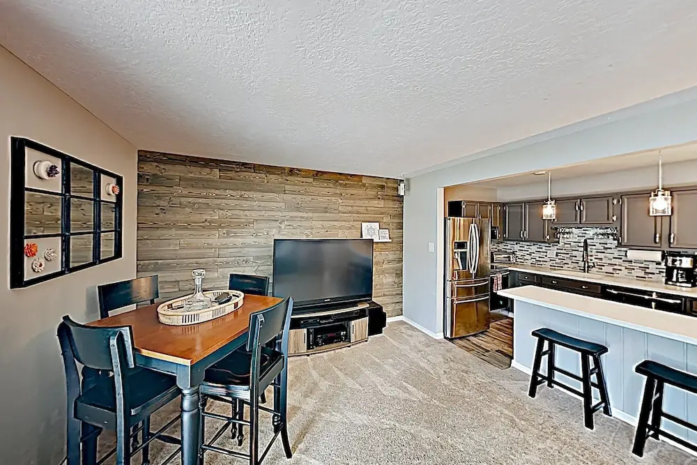 933scdue 3 Bedroom Condo