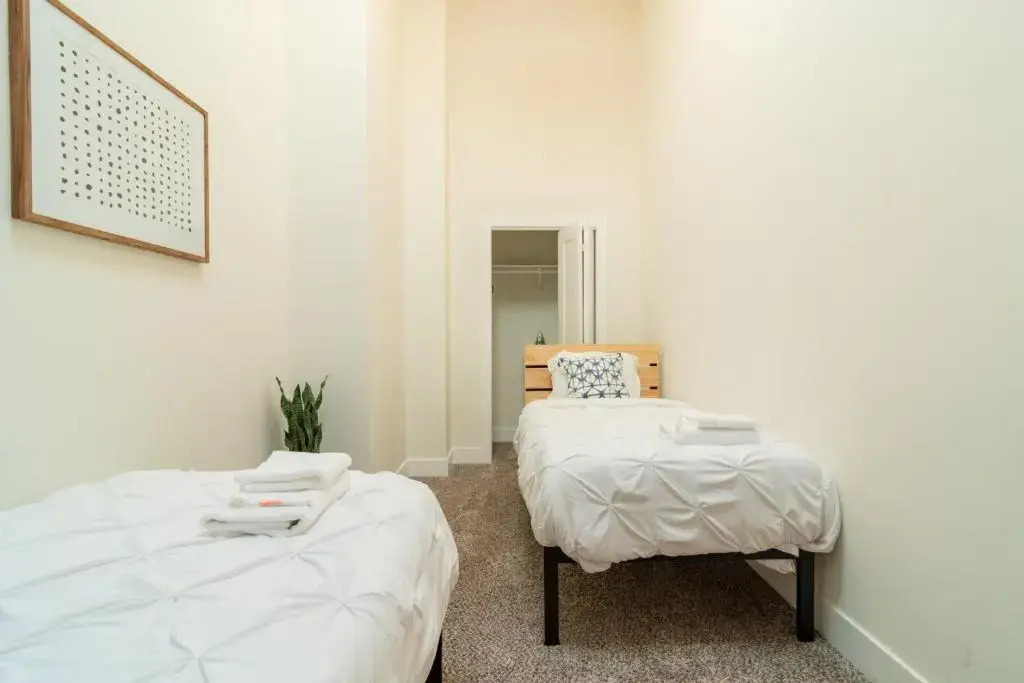 McCormick Place 420 friendly 3br-2ba in Downtown Chicago with optional parking for 8 guests