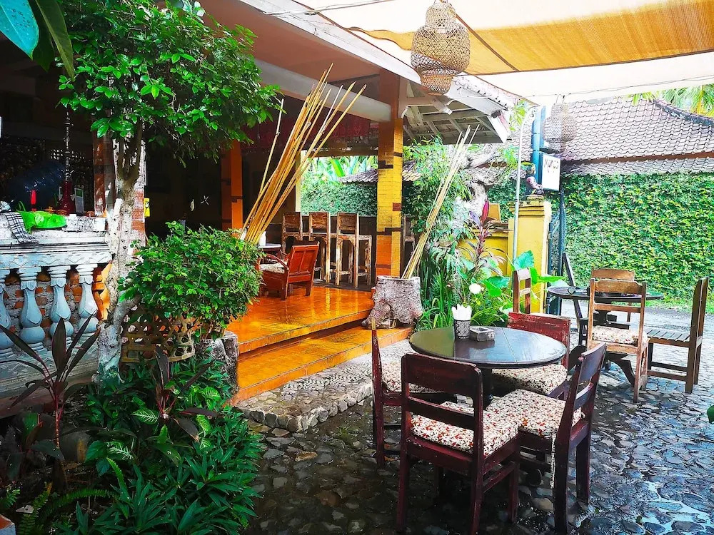 Lovina Palace