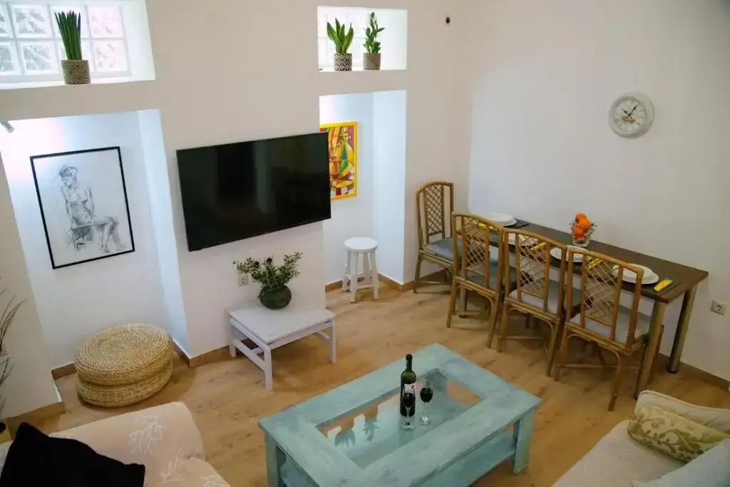 Aroura Homes Garden House 2BR 2BA Free Parking