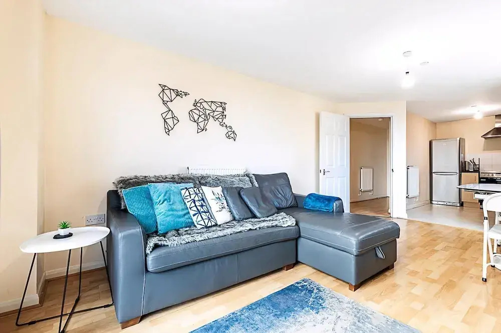 Sleek Flat w/ River Views In Canary Wharf