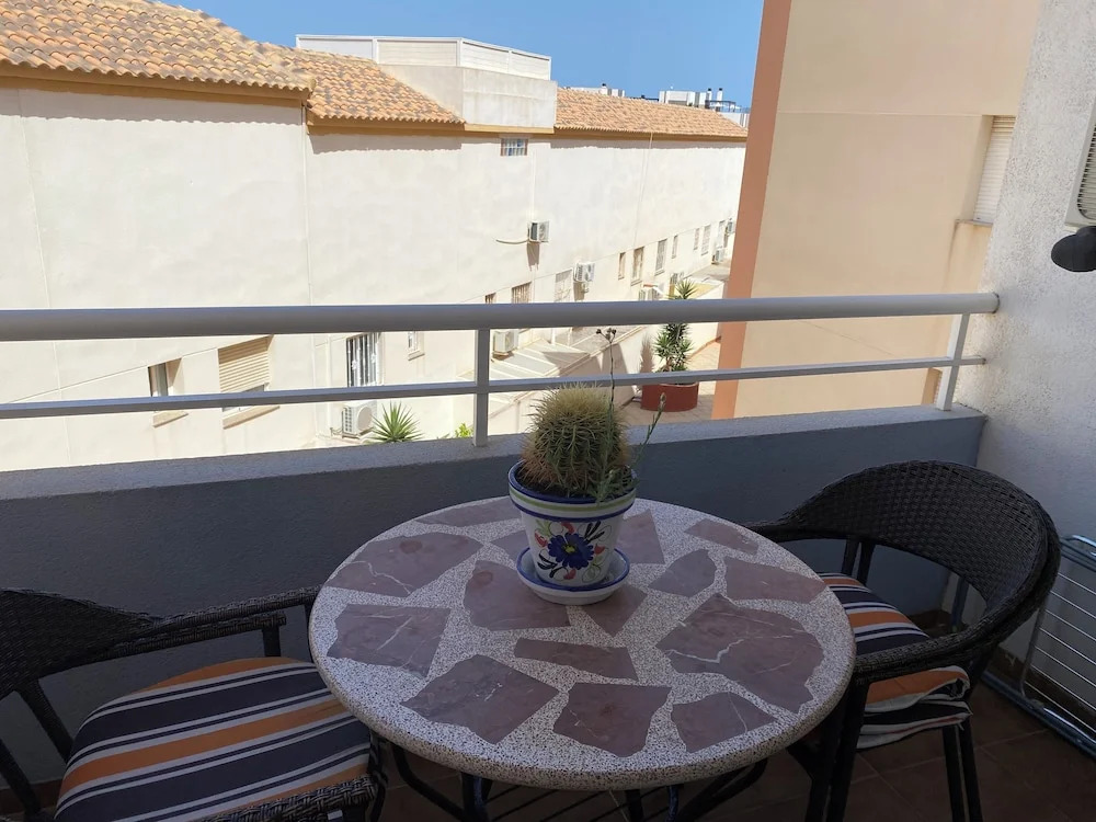 Apt - Sleeps 4 - Balcony - Communal Pool