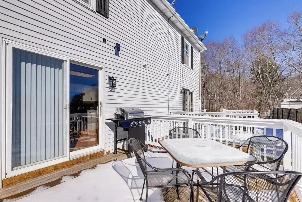 Niantic Duplex w/ Deck < 1 Mi to Beach + Boardwalk