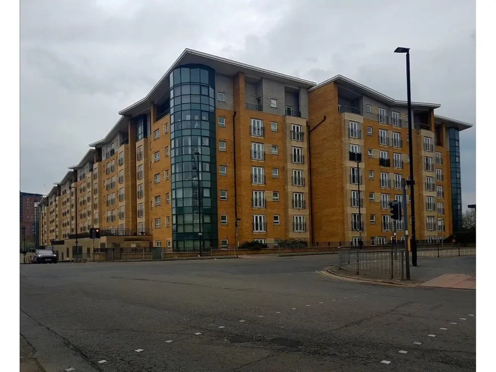Clean, Bright 2BR Manchester Flat for 4