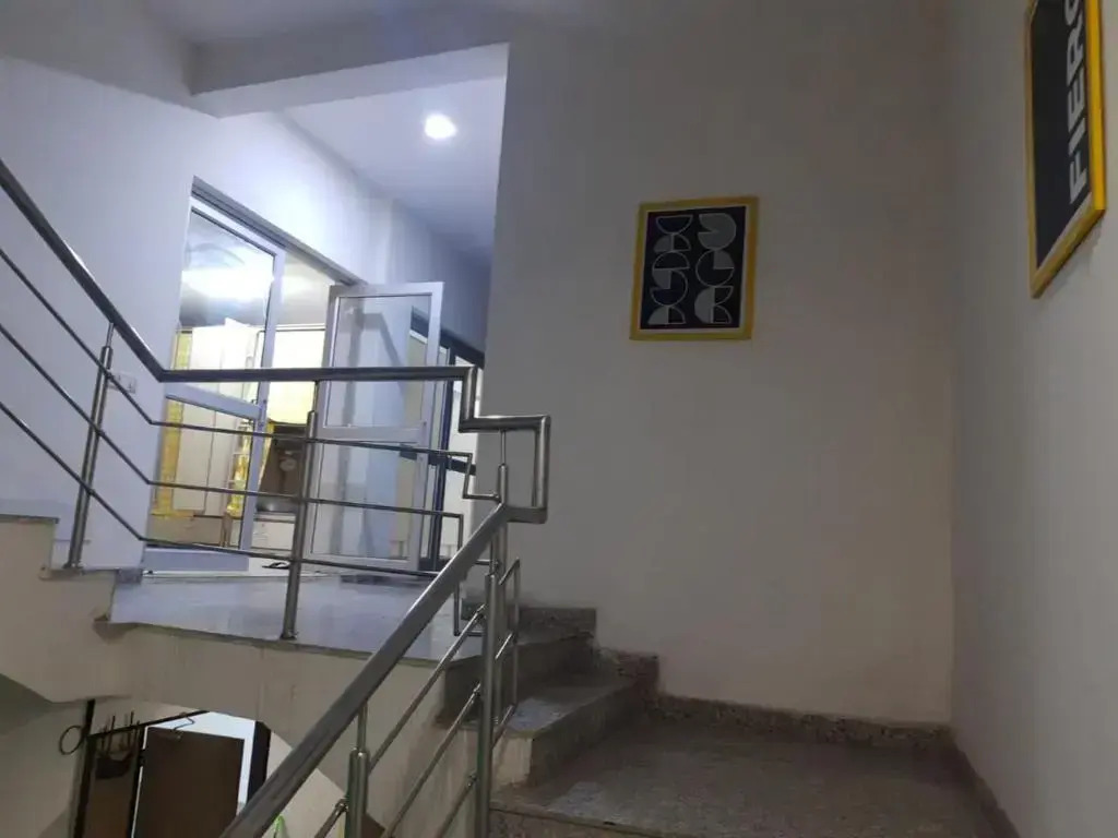 Abuzz Oxfordcaps ShahpurJaat Delhi - For Females Only