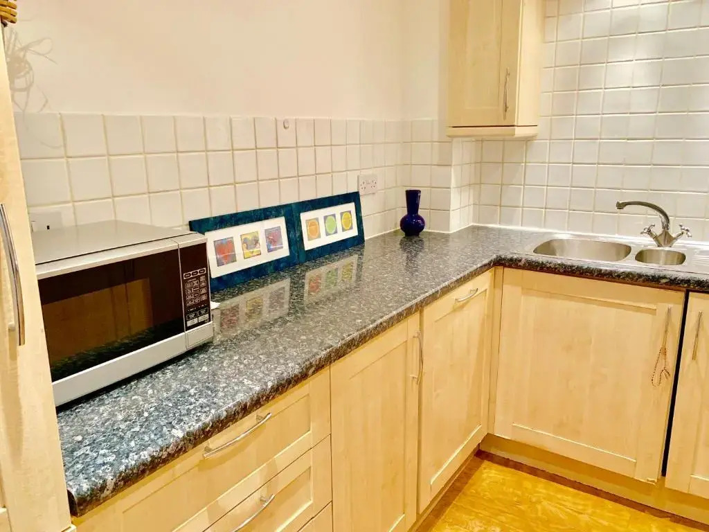 2 Bedrooms Modern Central London Apartment, Full Kitchen, 5 minutes Tube Station