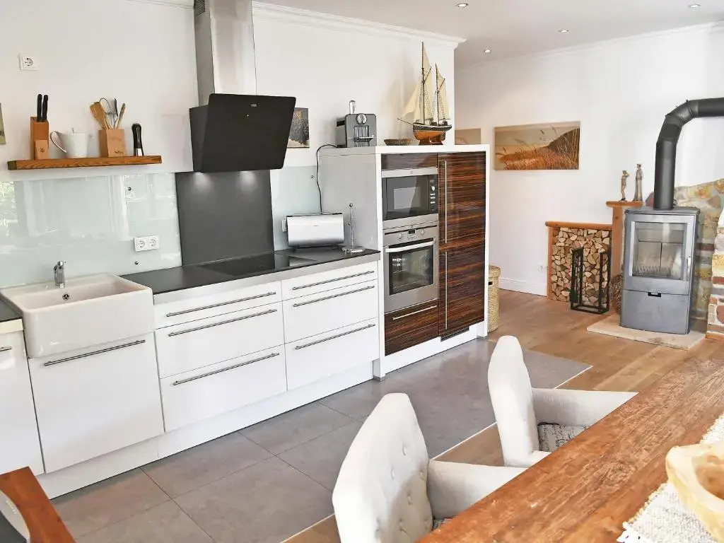 Villa Paula in Sellin - WG01 "Findling" strandnah mit Kamin, Terrasse, Balkon