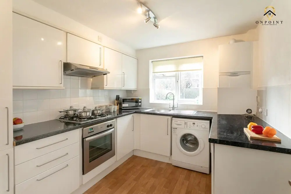 Spacious 6 Bed Home with Parking